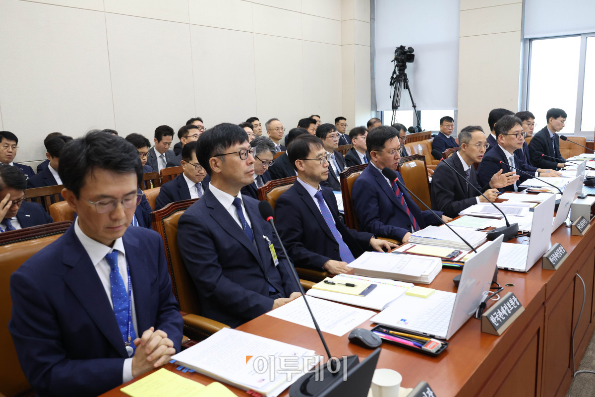 ▲황기연 한국수출입은행장이 20일 서울 여의도 국회 재정경제기획위원회에서 열린 국정감사에서 의원 질의에 답하고 있다. 고이란 기자 photoeran@