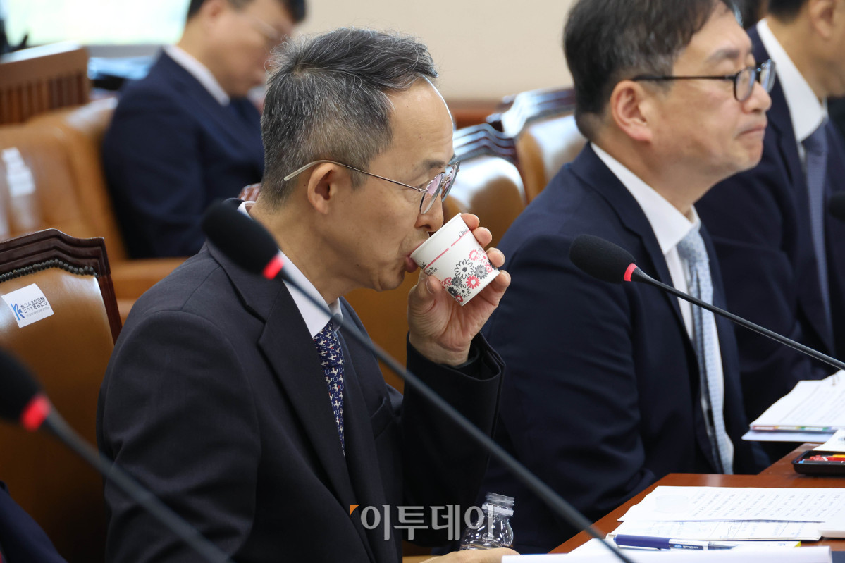 ▲황기연 한국수출입은행장이 20일 서울 여의도 국회 재정경제기획위원회에서 열린 국정감사에서 물을 마시고 있다. 고이란 기자 photoeran@