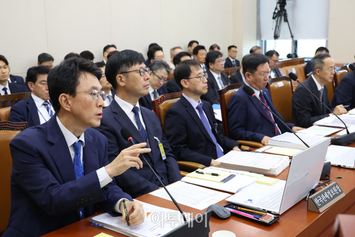 ▲박종원 한미전략투자공사 사장이 20일 국회 재정경제기획위원회에서 열린 국정감사에서 의원 질의에 답하고 있다. 고이란 기자 photoeran@