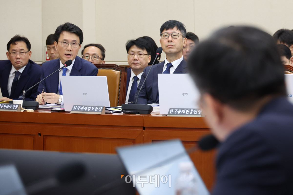 ▲박종원 한미전략투자공사 사장이 20일 국회 재정경제기획위원회에서 열린 국정감사에서 의원 질의에 답하고 있다. 고이란 기자 photoeran@