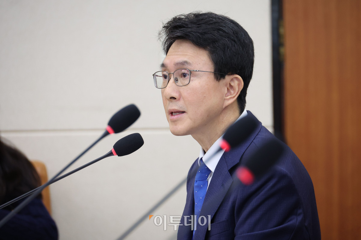 ▲박종원 한미전략투자공사 사장이 20일 국회 재정경제기획위원회에서 열린 국정감사에서 의원 질의에 답하고 있다. 고이란 기자 photoeran@