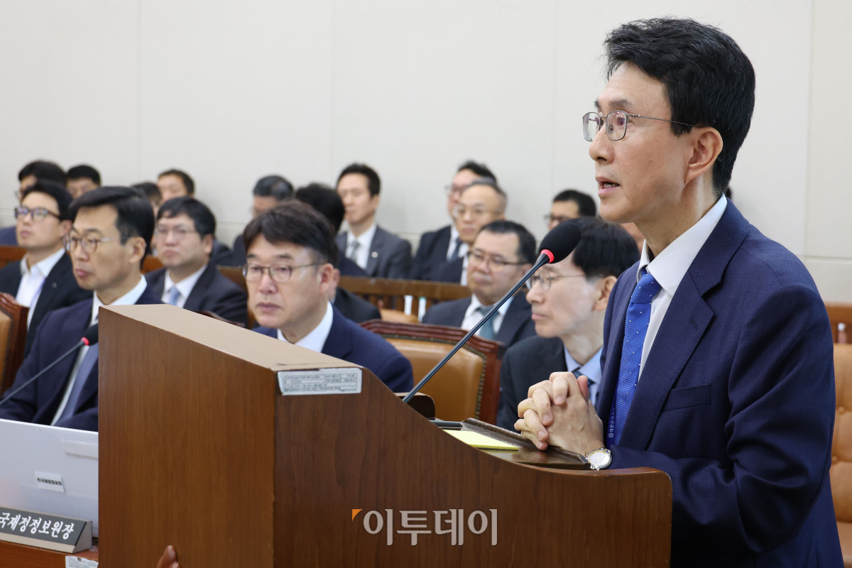 ▲박종원 한미전략투자공사 사장이 20일 국회 재정경제기획위원회에서 열린 국정감사에서 의원 질의에 답하고 있다. 고이란 기자 photoeran@