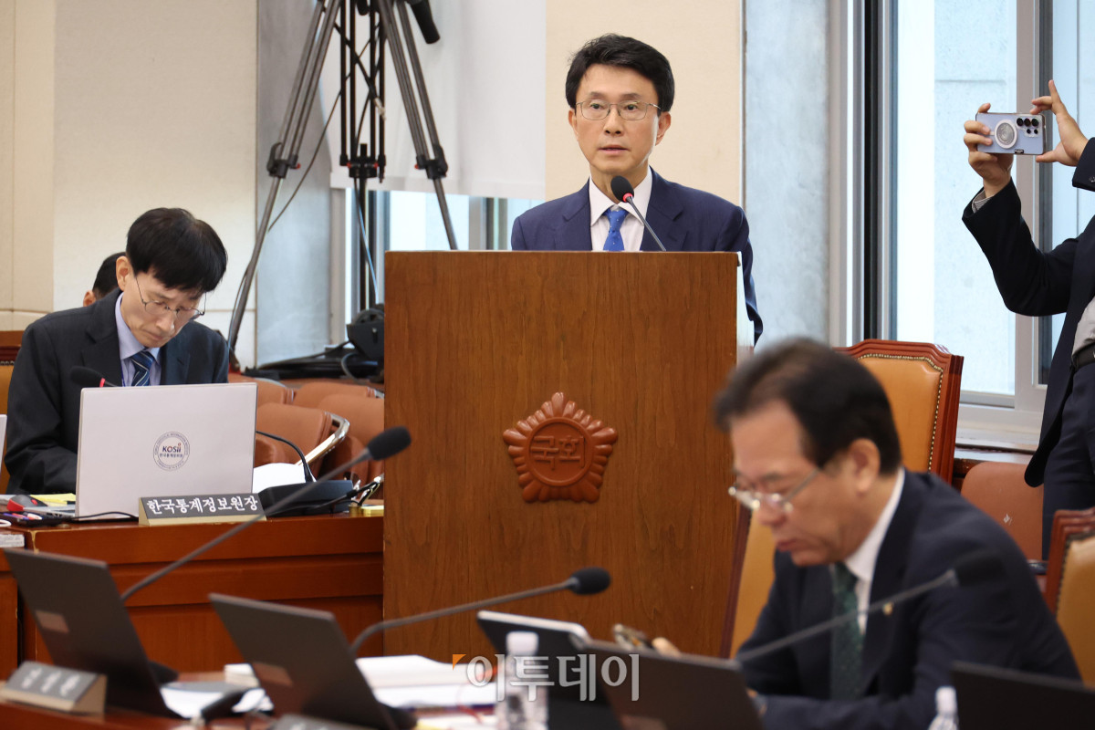 ▲박종원 한미전략투자공사 사장이 20일 국회 재정경제기획위원회에서 열린 국정감사에서 의원 질의에 답하고 있다. 고이란 기자 photoeran@