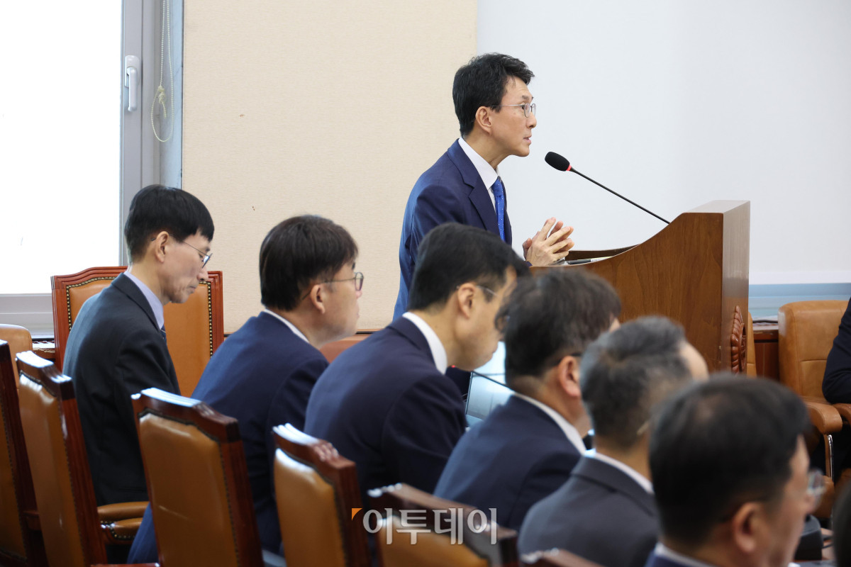 ▲박종원 한미전략투자공사 사장이 20일 국회 재정경제기획위원회에서 열린 국정감사에서 의원 질의에 답하고 있다. 고이란 기자 photoeran@
