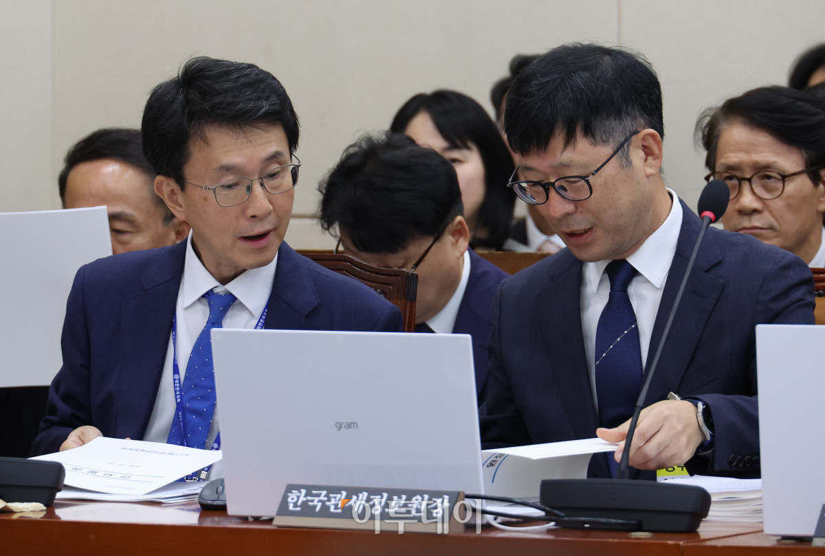 ▲박종원(왼쪽) 한미전략투자공사 사장과 김종덕 한국관세정보원장이 20일 국회 재정경제기획위원회에서 열린 국정감사에서 대화하고 있다. 고이란 기자 photoeran@