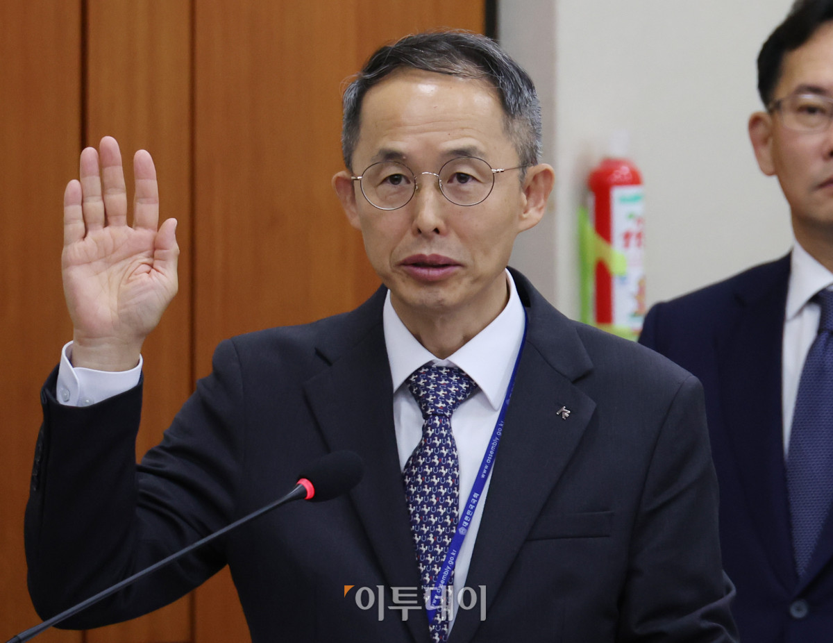 ▲황기연 한국수출입은행장이 20일 서울 여의도 국회 재정경제기획위원회에서 열린 국정감사에서 증인선서를 하고 있다. 고이란 기자 photoeran@