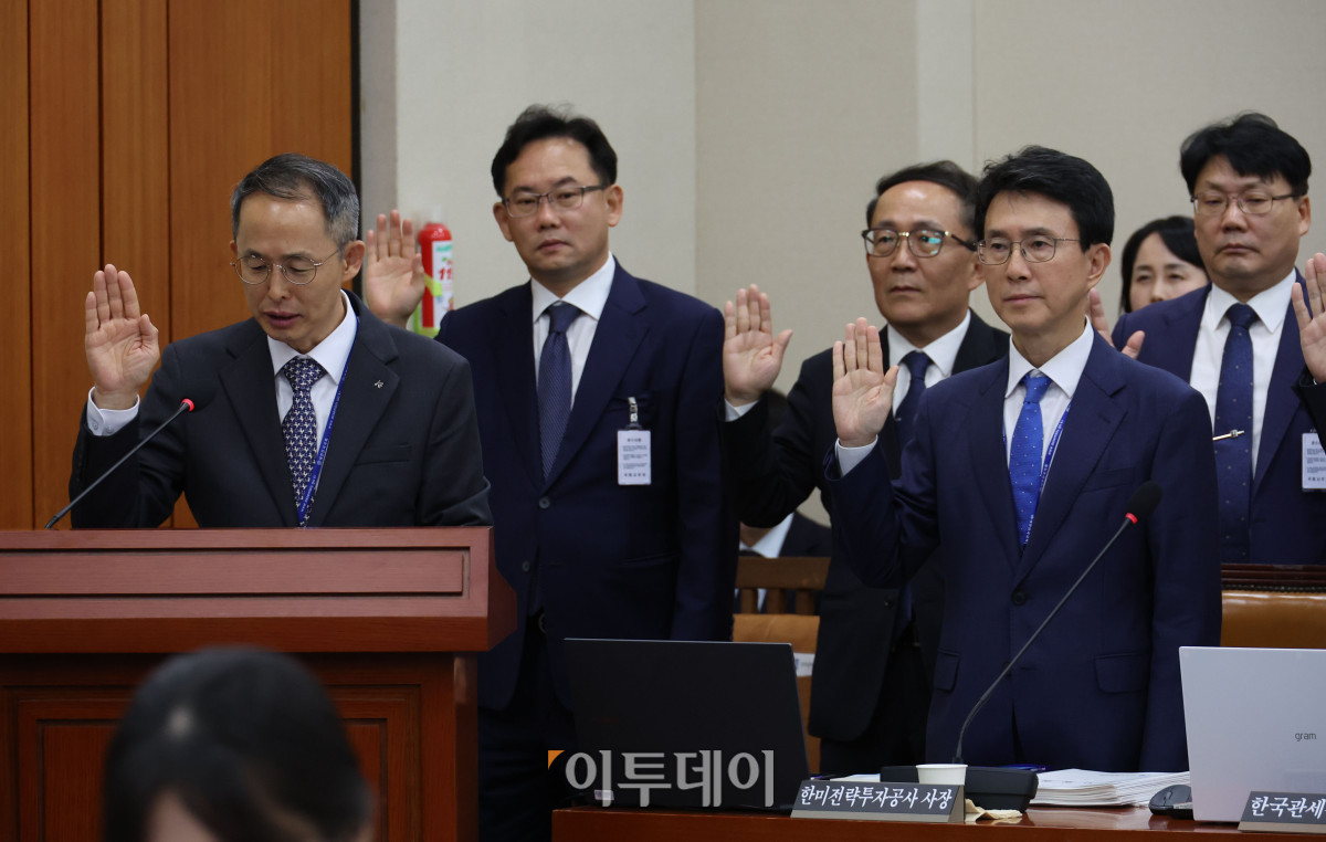 ▲황기연(왼쪽) 한국수출입은행장을 비롯한 참석자들이 20일 서울 여의도 국회 재정경제기획위원회에서 열린 국정감사에서 증인선서를 하고 있다. 앞줄 오른쪽은 박종원 한미전략투자공사 사장. 고이란 기자 photoeran@