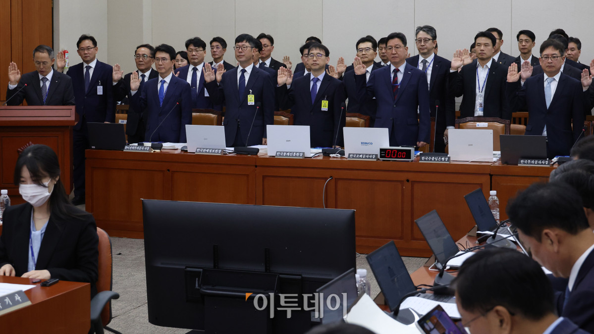 ▲황기연(왼쪽) 한국수출입은행장을 비롯한 참석자들이 20일 서울 여의도 국회 재정경제기획위원회에서 열린 국정감사에서 증인선서를 하고 있다. 고이란 기자 photoeran@
