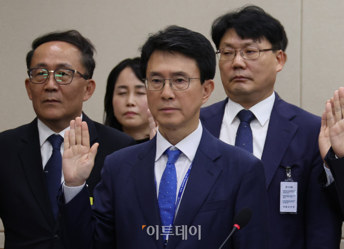 ▲박종원 한미전략투자공사 사장이 20일 국회 재정경제기획위원회에서 열린 국정감사에서 증인선서를 하고 있다. 고이란 기자 photoeran@
