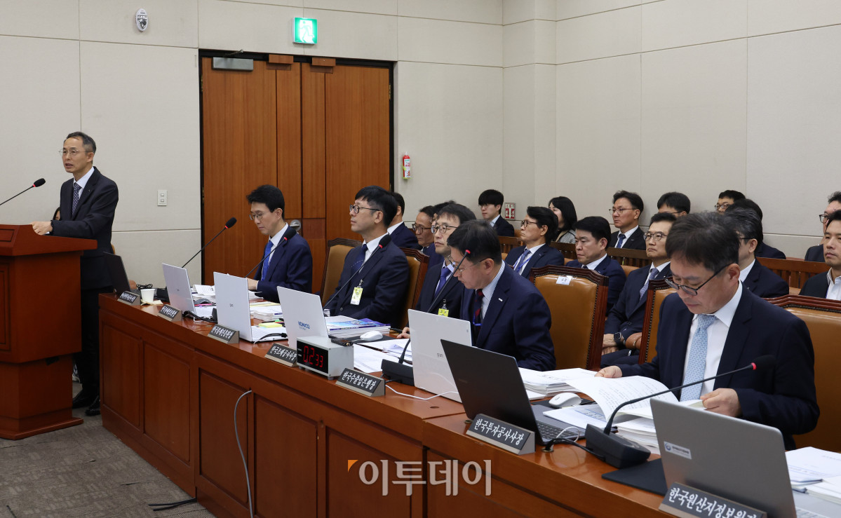 ▲황기연 한국수출입은행장이 20일 서울 여의도 국회 재정경제기획위원회에서 열린 국정감사에서 업무보고를 하고 있다. 고이란 기자 photoeran@
