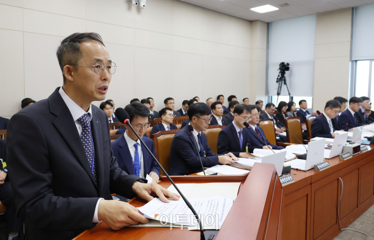 ▲황기연 한국수출입은행장이 20일 서울 여의도 국회 재정경제기획위원회에서 열린 국정감사에서 업무보고를 하고 있다. 고이란 기자 photoeran@