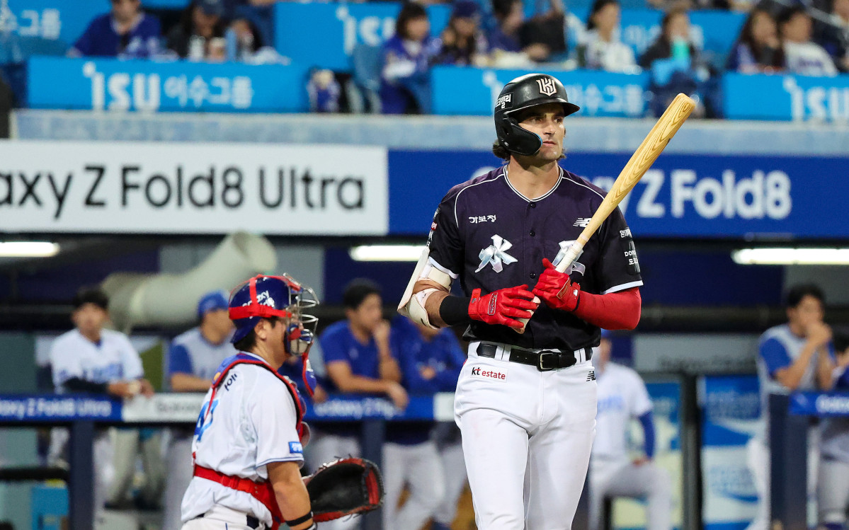 ▲12일 대구 수성구 삼성라이온즈파크에서 열린 2026 신한 SOL KBO리그 KT 위즈와 삼성 라이온즈 경기, 6회초 2사 주자 1,2루 상황에서 KT 힐리어드가 볼넷을 기록해 1루로 향하고 있다. (뉴시스)