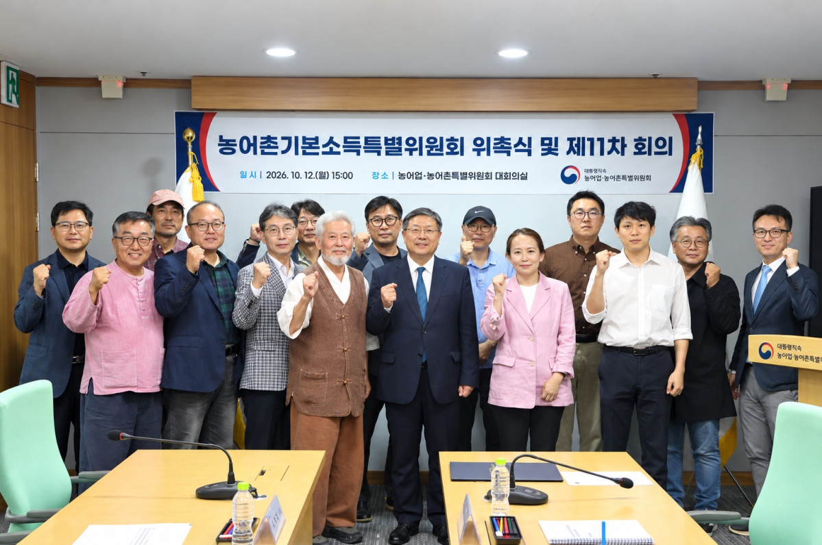 ▲김태수(왼쪽 두번째) 농어촌기본소득 봉화본부 사무국장이 대통령직속 농어촌기본소득특별위원회 위원 위촉식에서 기념사진을 찍고 있다. (봉화군)