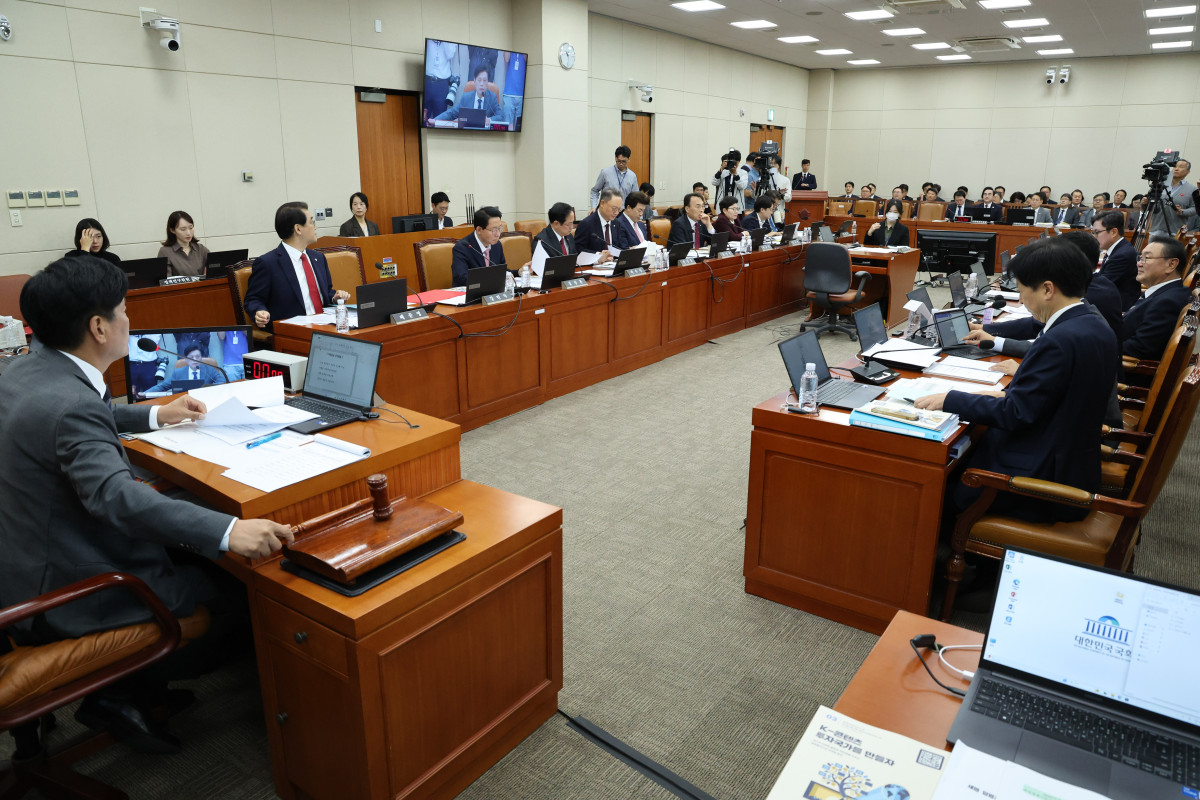▲조승래 국회 재경위원장이 8일 여의도 국회에서 열린 재정경제기획위원회의 기획예산처에 대한 국정감사에서 의사봉을 두드리고 있다. 2026.10.08. (사진=뉴시스)