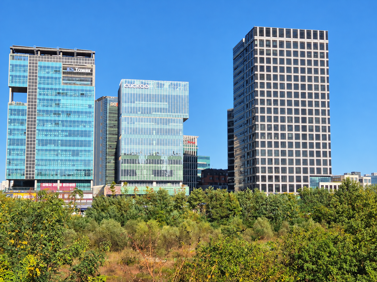 ▲강동구 고덕동 JYP신사옥 부지에서 바라본 고덕비즈밸리 전경. (이세령 기자 iselyeong@)