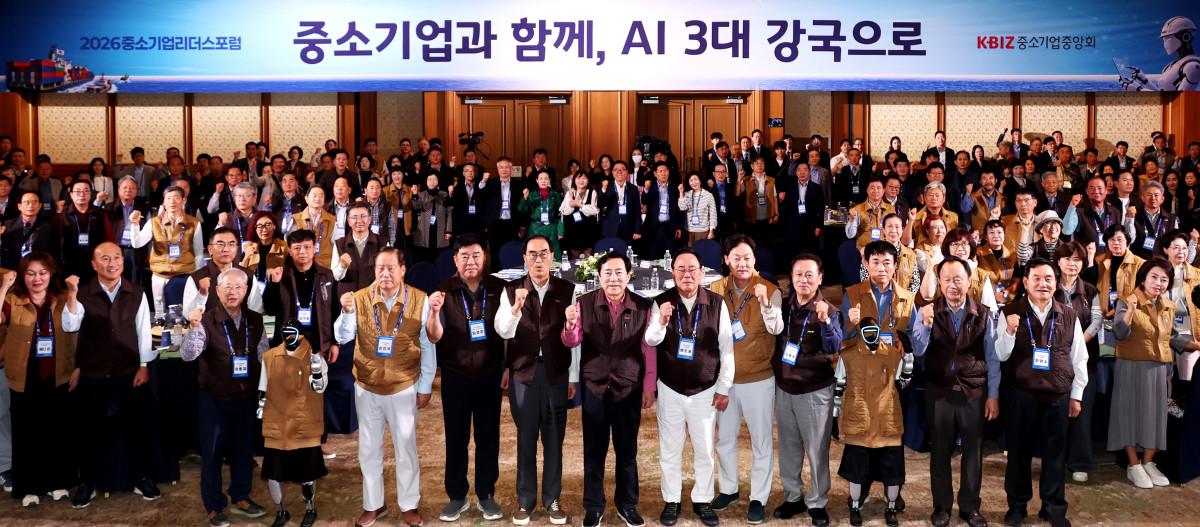 ▲20일 롯데호텔 제주에서 열린 ‘2026 중소기업 리더스포럼’ 개막식에서 김기문 중기중앙회장을 비롯한 관계자들이 기념사진을 촬영하고 있다. (사진제공=중소기업중앙회)