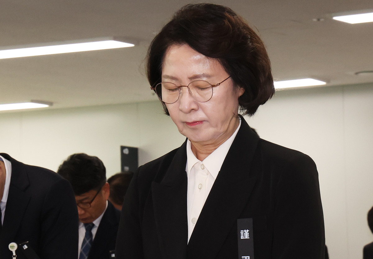 ▲추미애 경기도지사가 19일 경기도 수원시 경기도청에서 열린 국회 국토교통위원회의 경기도에 대한 국정감사에서 부천 공장 화재 진압 중 순직한 고 김진석 소방위를 추모하며 묵념하고 있다. 2026.10.19 (사진=연합뉴스)
