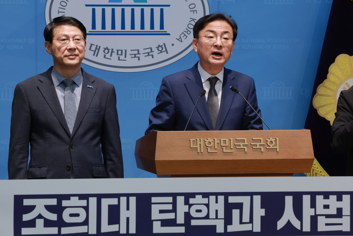 ▲조국혁신당 신장식 대표가 20일 국회 소통관에서 조희대 대법원장 탄핵·사법개혁을 위한 공동행동 제안 기자회견을 하고 있다. 사진=연합뉴스