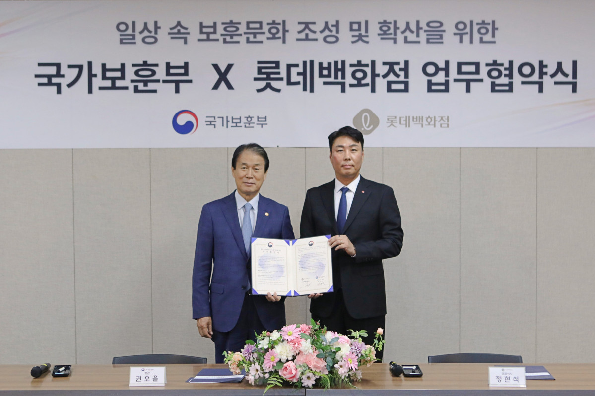 ▲정현석(사진 오른쪽) 롯데백화점 대표와  권오을 국가보훈부 장관이 서울 용산구 서울지방보훈청에서 업무협약을 체결하고 기념사진을 촬영하고 있다. (사진제공=롯데백화점)