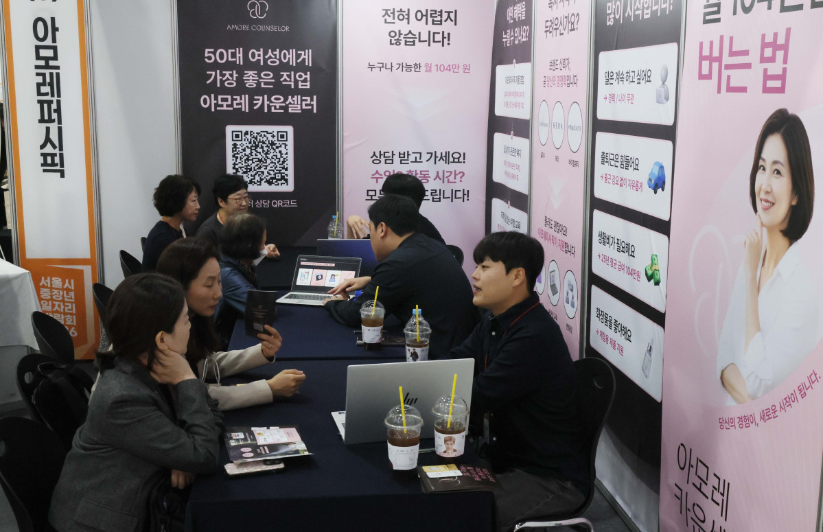 ▲20일 서울 서초구 aT센터에서 열린 ‘서울시 중장년일자리박람회 2026’에서 구직자들이 채용상담을 하고 있다. 서울시 50플러스재단이 주관한 이날 박람회에는 채용기업과 유관기관 등 70곳이 참여, 40~64세 구직자를 대상으로 교육·뷰티·기술 등 다양한 분야의 채용 상담과 현장 면접 기회를 제공했다. 신태현 기자 holjjak@
