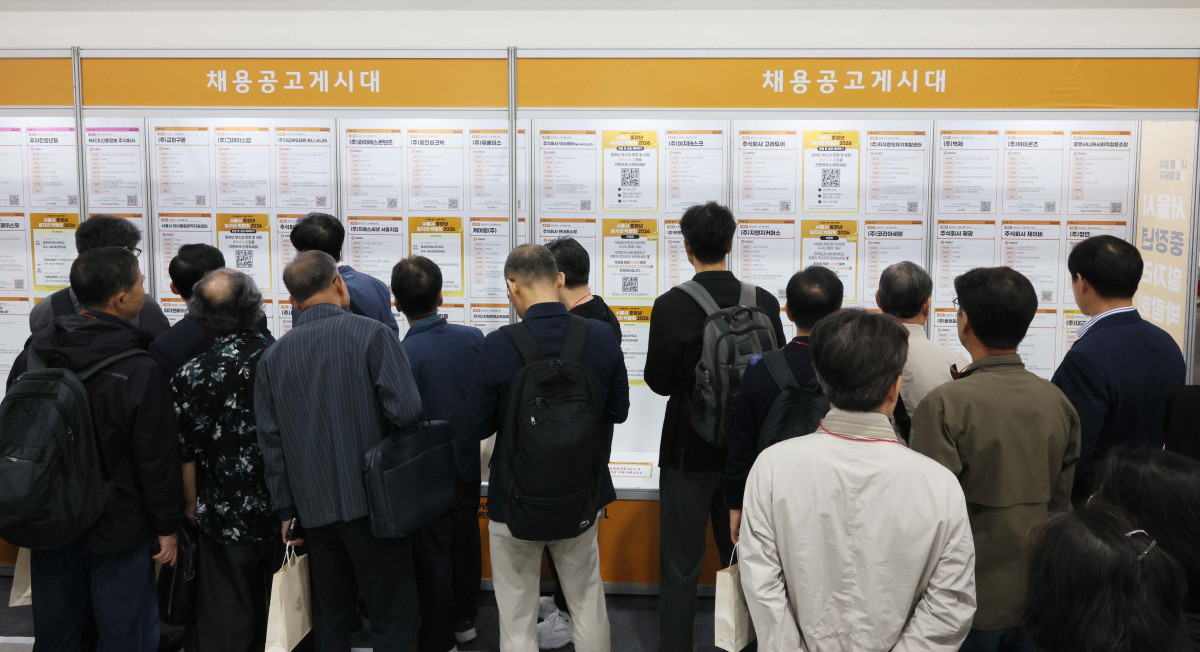 ▲20일 서울 서초구 aT센터에서 열린 ‘서울시 중장년일자리박람회 2026’에서 구직자들이 채용공고게시대를 살펴보고 있다. 서울시 50플러스재단이 주관한 이날 박람회에는 채용기업과 유관기관 등 70곳이 참여, 40~64세 구직자를 대상으로 교육·뷰티·기술 등 다양한 분야의 채용 상담과 현장 면접 기회를 제공했다. 신태현 기자 holjjak@