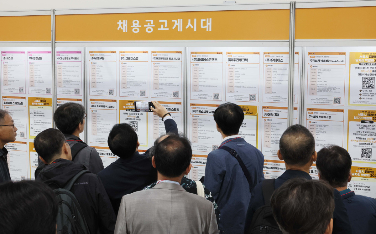 ▲20일 서울 서초구 aT센터에서 열린 ‘서울시 중장년일자리박람회 2026’에서 구직자들이 채용공고게시대를 살펴보고 있다. 서울시 50플러스재단이 주관한 이날 박람회에는 채용기업과 유관기관 등 70곳이 참여, 40~64세 구직자를 대상으로 교육·뷰티·기술 등 다양한 분야의 채용 상담과 현장 면접 기회를 제공했다. 신태현 기자 holjjak@