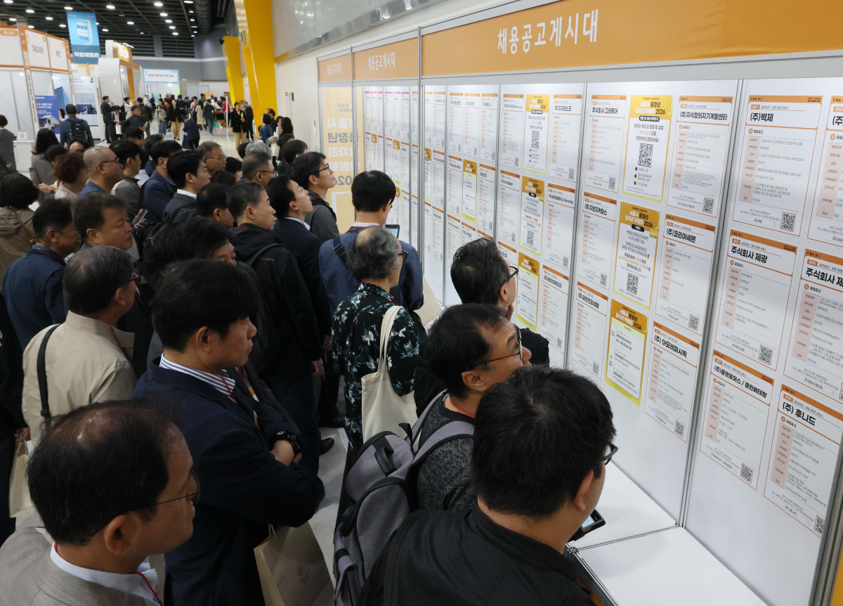 ▲20일 서울 서초구 aT센터에서 열린 ‘서울시 중장년일자리박람회 2026’에서 구직자들이 채용공고게시대를 살펴보고 있다. 서울시 50플러스재단이 주관한 이날 박람회에는 채용기업과 유관기관 등 70곳이 참여, 40~64세 구직자를 대상으로 교육·뷰티·기술 등 다양한 분야의 채용 상담과 현장 면접 기회를 제공했다. 신태현 기자 holjjak@