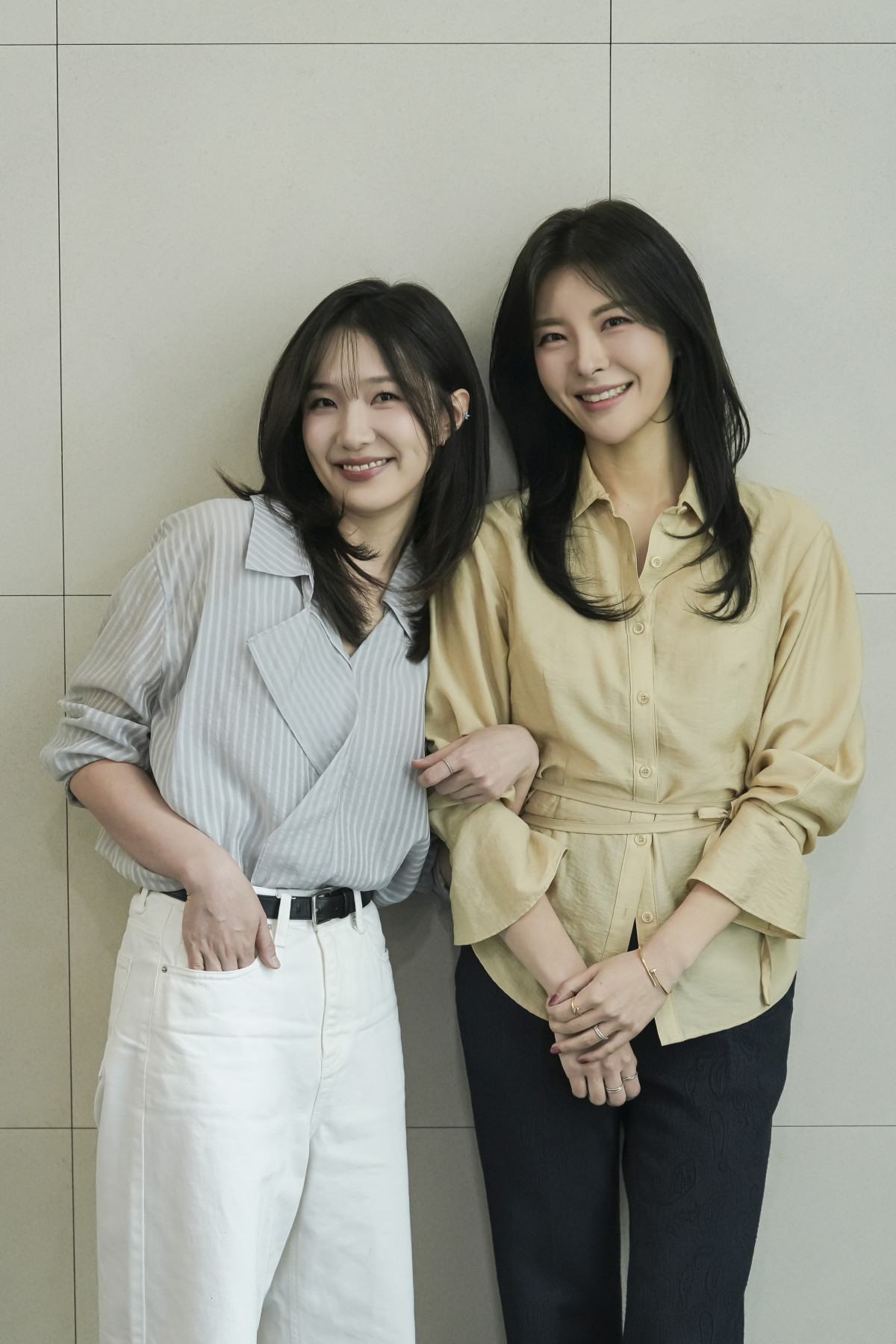 ▲웨이브 오리지널 '더 커뮤니티2: 보이지 않는 손'에 출연한 박세승(왼쪽), 신혜원. (사진제공=웨이브(Wavve))