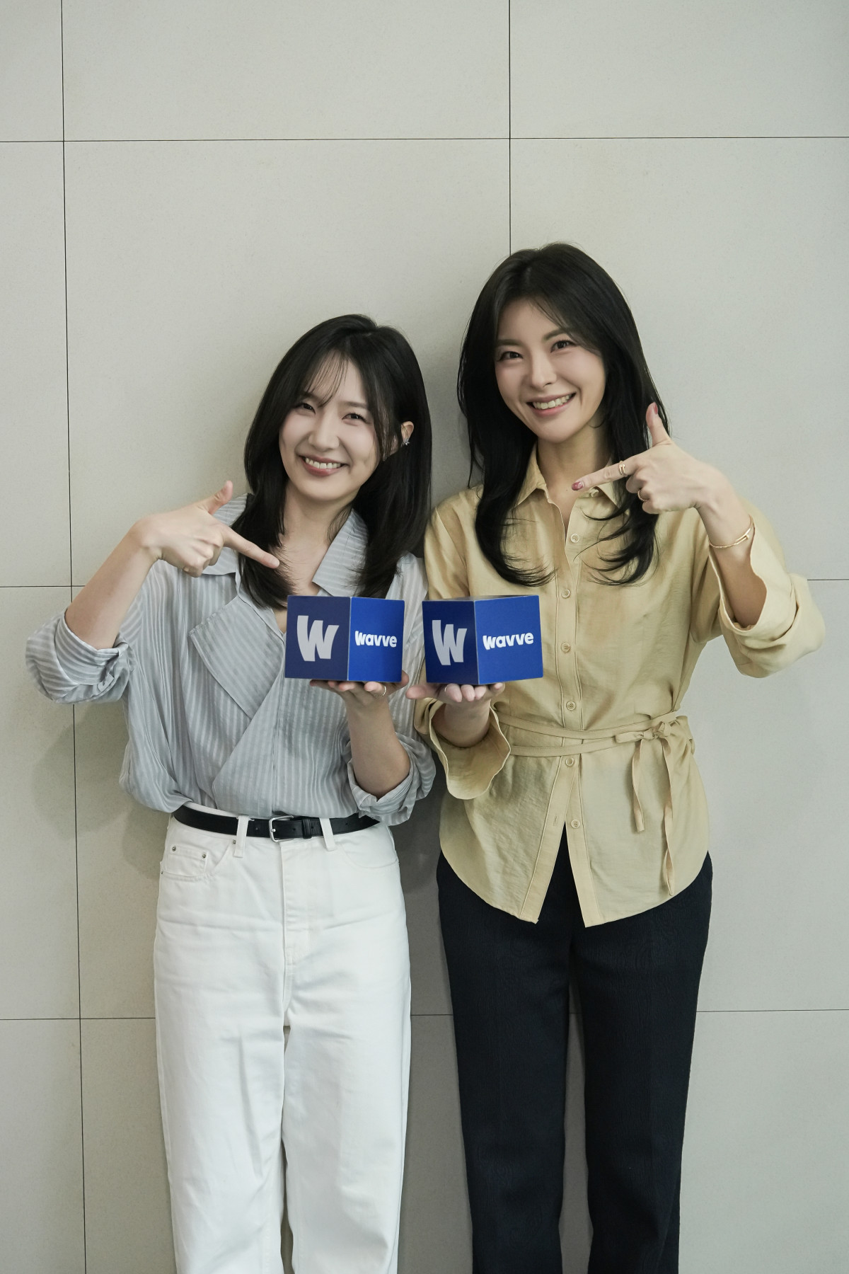 ▲웨이브 오리지널 '더 커뮤니티2: 보이지 않는 손'에 출연한 박세승(왼쪽), 신혜원. (사진제공=웨이브(Wavve))