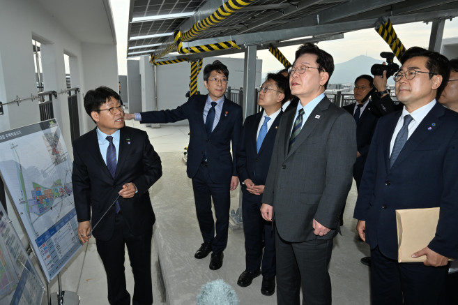 ▲이재명 대통령이 20일 인천 계양 공공주택지구를 찾아 3기 신도시 현장 시찰을 하고 있다. 2026.10.20 [청와대통신사진기자단] (연합뉴스)