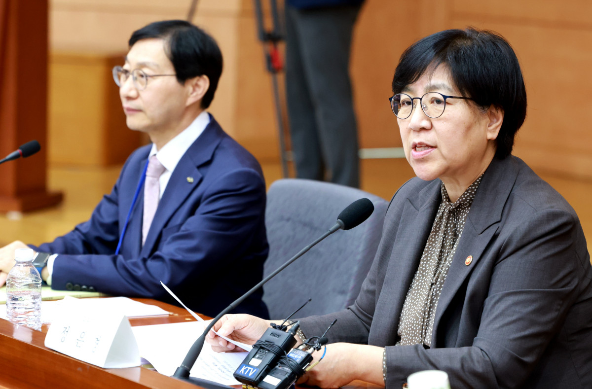 ▲정은경(오른쪽) 보건복지부 장관이 20일 오후 서울 종로구 정부서울청사 별관 국제회의실에서 열린 2026년도 제7차 국민연금기금운용위원회에서 발언하고 있다. (사진제공=보건복지부)