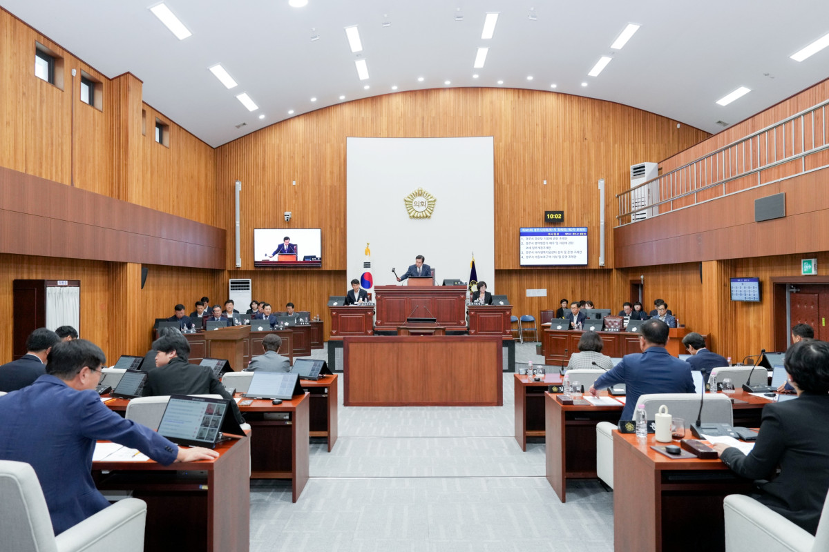▲경주시의회(의장 임활)가 20일 본회의장에서 제301회 제1차 정례회 제2차 본회의를 열고 31건의 안건을 심의하고 강도 높은 시정질문을 펼쳤다. (경주시의회)