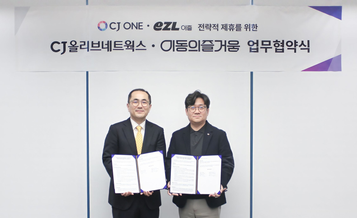▲유인상(사진 오른쪽) CJ올리브네트웍스 대표이사, 이정환 이동의즐거움 대표이사가 업무협약식에 참석해 기념사진을 촬영하고 있다. (사진제공=CJ올리브네트웍스)