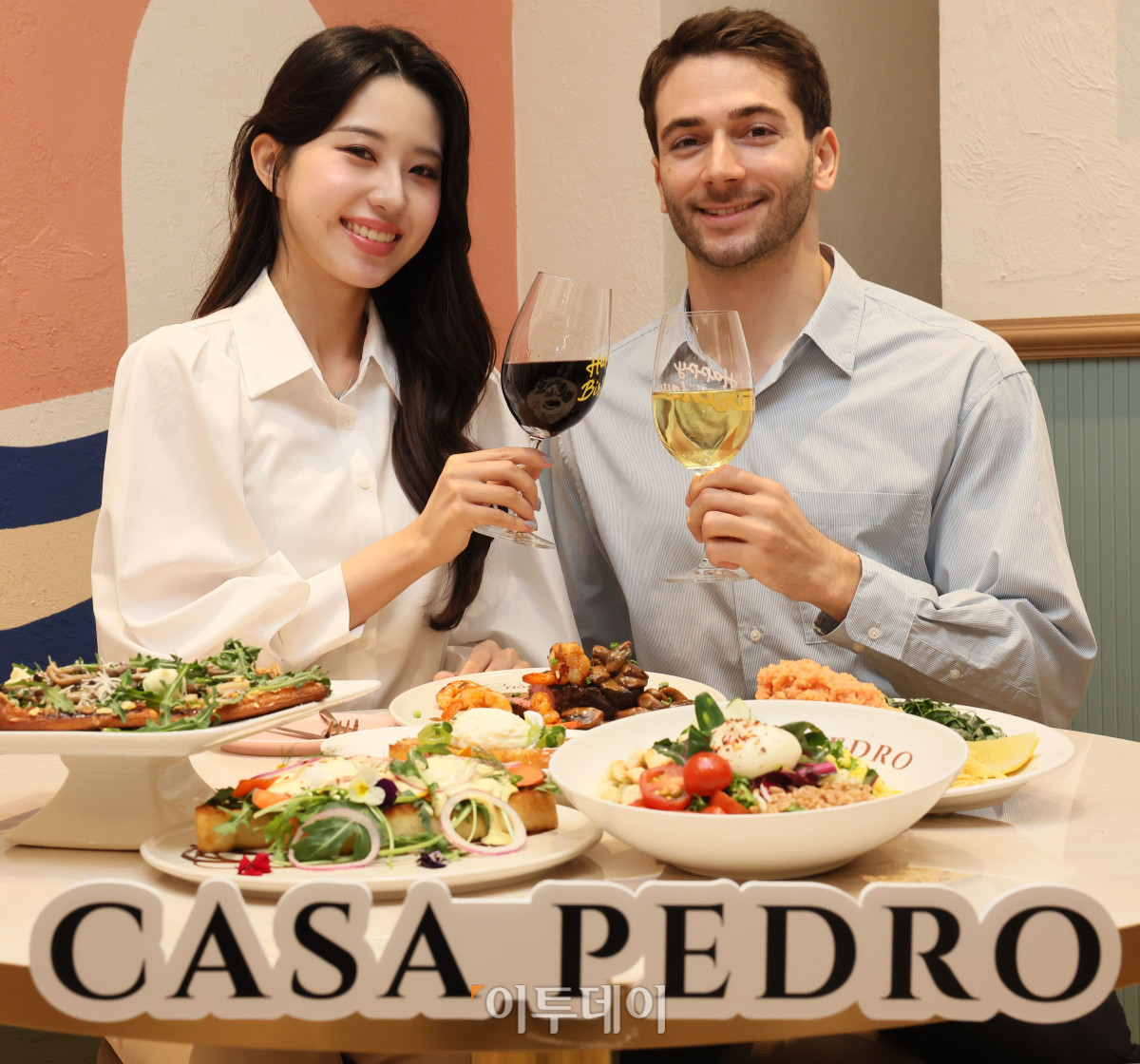 ▲20일 서울 종로구 그랑서울에 오픈한 신규 외식 브랜드 ‘까사페드로(Casa Pedro)’ 매장에서 모델들이 다채로운 대표 메뉴를 선보이고 있다. 사진제공=엠에프지코리아