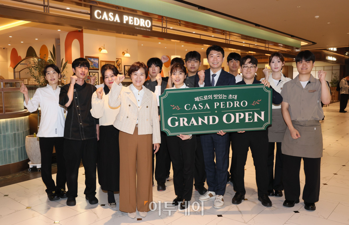 ▲20일 서울 종로구 그랑서울에 오픈한 신규 외식 브랜드 ‘까사페드로(Casa Pedro)’ 매장에서 윤다예(앞줄 왼쪽 네번째) 엠에프지코리아 대표와 임직원들이 오픈을 축하하며 기념촬영을 하고 있다. 사진제공=엠에프지코리아