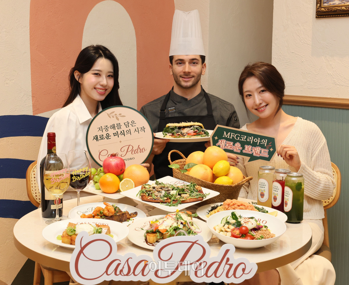 ▲20일 서울 종로구 그랑서울에 오픈한 신규 외식 브랜드 ‘까사페드로(Casa Pedro)’ 매장에서 모델들이 다채로운 대표 메뉴를 선보이고 있다. 사진제공=엠에프지코리아