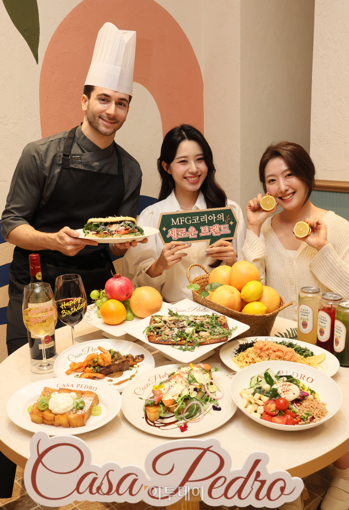 ▲20일 서울 종로구 그랑서울에 오픈한 신규 외식 브랜드 ‘까사페드로(Casa Pedro)’ 매장에서 모델들이 다채로운 대표 메뉴를 선보이고 있다. 사진제공=엠에프지코리아