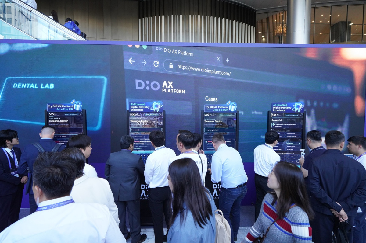▲디오가 10일 서울 강남구 코엑스에서 ‘DIO International Meeting 2026(DIM 2026)’를 개최한 가운데 참석자들이 DIO AX를 체험하고 있다. (사진제공=디오)