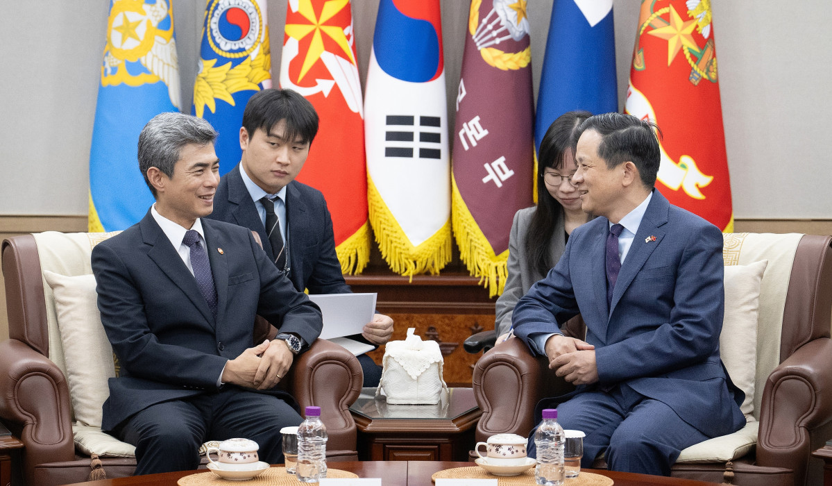 ▲강신철(사진 오른쪽) 국방부 장관이 20일 국방부를 방문한 다이빙 주한중국대사와 만나 대화하고 있다. (연합뉴스)