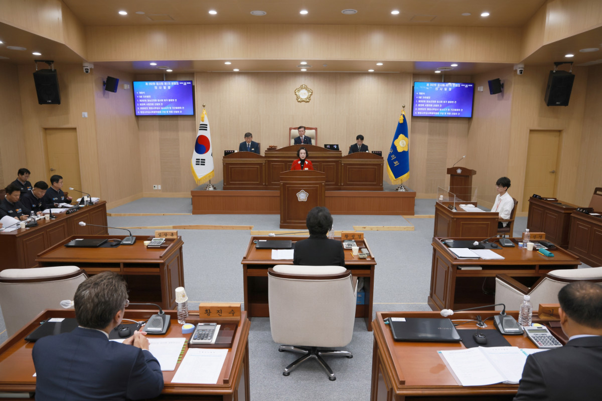 ▲청송군의회(의장 심상휴)가 지난 19일 제292회 임시회를 개회하고 20일까지 2일간의 회기 일정에 들어갔다. (청송군의회)