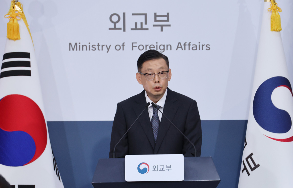 ▲박두순 외교부 대변인이 20일 서울 종로구 정부서울청사 외교부에서 열린 정례브리핑에서 우크라이나 전역에 걸친 공습 위협이 상존해 안전 확보가 어려운 점 등을 고려, 공관원 일부 철수를 결정했다고 밝히고 있다. (연합뉴스)