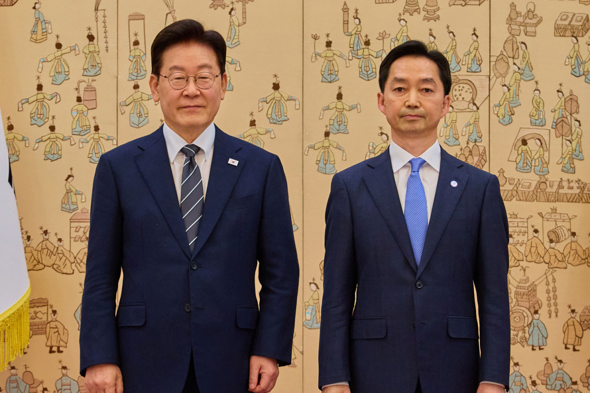 ▲이재명 대통령이 19일 청와대에서 김지용 중대범죄수사청장에게 임명장을 수여한 후 기념촬영을 하고 있다. (연합뉴스)