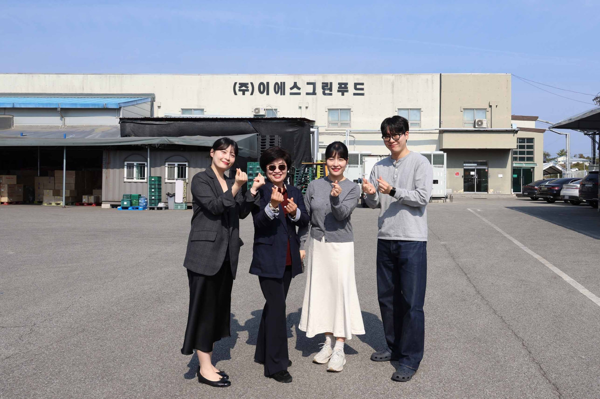▲충북 진천 이에스그린푸드 공장 앞에서 전금성 대표와 함께 사업을 하고 있는 두 딸, 아들이 포즈를 취하고 있다. (정영인 기자 oin@)