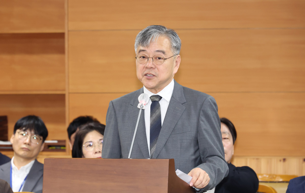 ▲최강문 전주문화재단 대표이사 후보자가 전주시의회 인사청문회에서 재단 운영 방향과 직무 수행 계획을 설명하고 있다. (사진제공=전주시의회)
