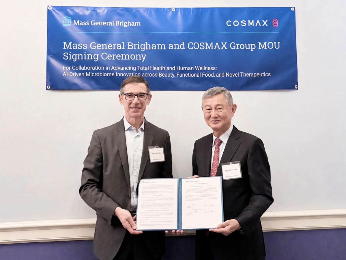 ▲13일(현지시간) 미국 보스턴 매사추세츠 종합병원(Massachusetts General Hospital, MGH)에서 열린 ‘코스맥스-MGB 공동연구 협약식’에서이경수 코스맥스그룹 회장(오른쪽)과 마이크 맥날리 MGB 최고개발책임자가 기념촬영을 하고 있다. (사진제공=코스맥스)