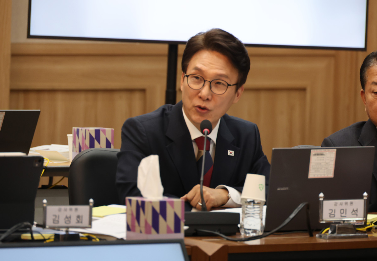 ▲더불어민주당 김민석 대표가 19일 오전 충남 계룡시 계룡대에서 열린 국회 국방위원회의 육군본부 등에 대한 국정감사에서 질의하고 있다. 사진=연합뉴스