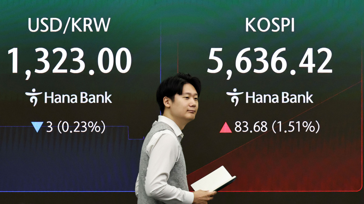▲21일 서울 중구 하나은행 본점 딜링룸 현황판에 코스피 등이 표시되고 있다. (사진= 연합뉴스)