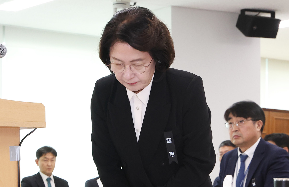 ▲추미애 경기도지사가 19일 경기도 수원시 경기도청에서 열린 국회 국토교통위원회의 경기도에 대한 국정감사에서 최근 소방 관련 발언 사과 및 인사말을 마친 후 고개 숙여 인사하고 있다. (사진제공=연합뉴스)
