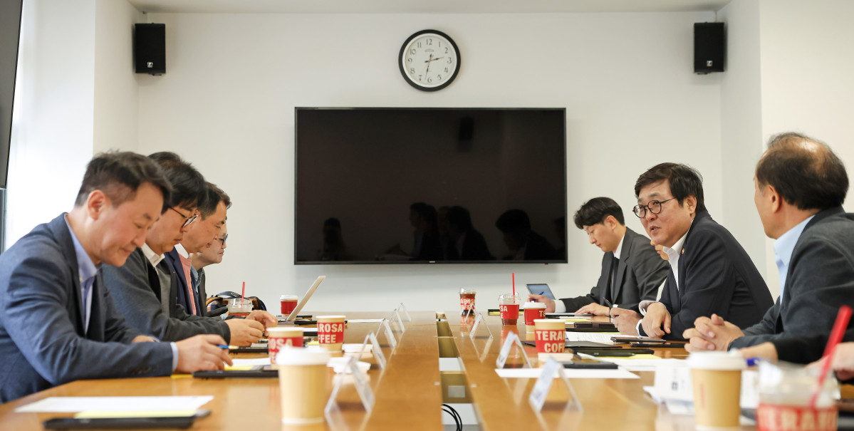 ▲최휘영 문화체육관광부 장관이 20일 서울 종로구 국립현대미술관 서울관에서 열린 '문화예술정책자문위원회 게임 분과 3차 회의'를 주재하고 있다. (연합뉴스)