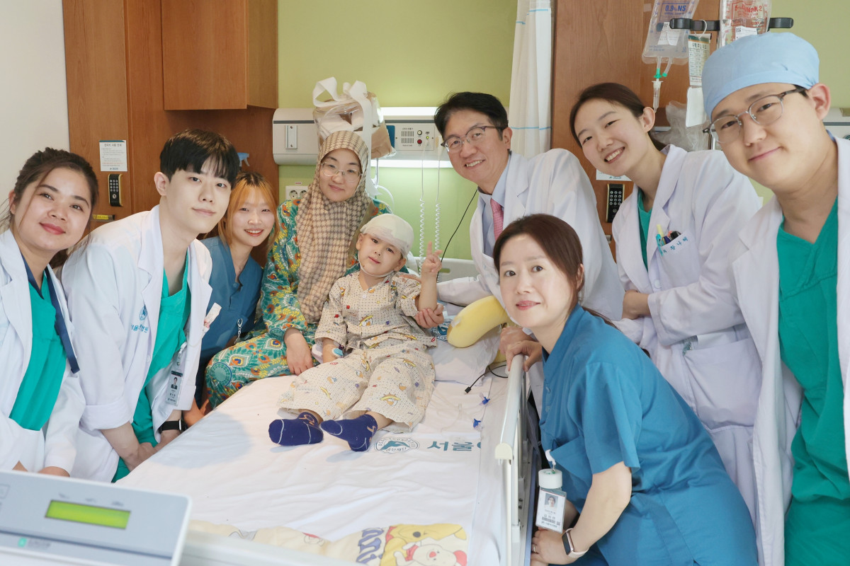 ▲(왼쪽 네 번째부터) 우마르의 엄마, 우마르, 최종우 서울아산병원 성형외과 교수를 비롯한 서울아산병원 의료진이 우마르의 퇴원을 기념하며 14일 사진 촬영을 하고 있다. (사진제공=서울아산병원)